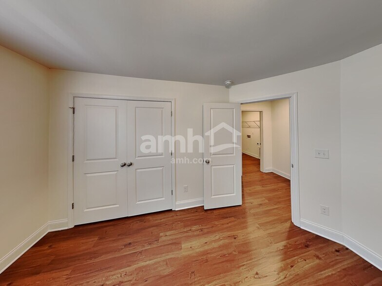 Building Photo - 3021 Greenmont Cir