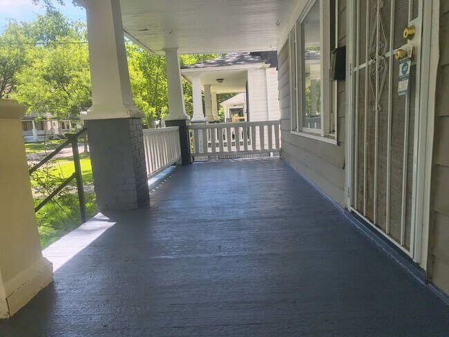 Building Photo - Newly Remodeled Home Available Now!