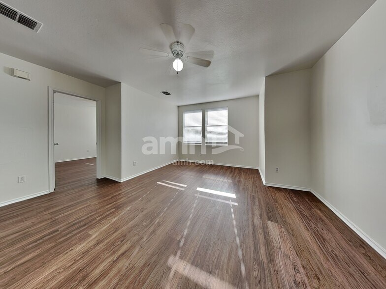 Building Photo - 2804 Lake Vista Dr