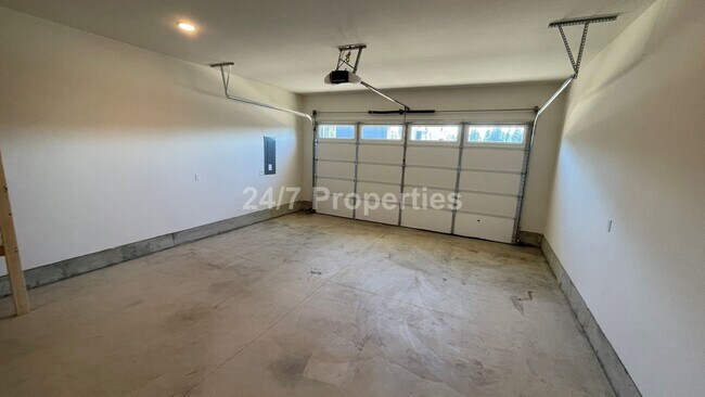 Building Photo - Modern 3 BD | 2 BA Home w/ Bonus Room - Es...