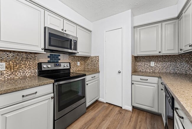 Building Photo - 2808 Pinewood Dr