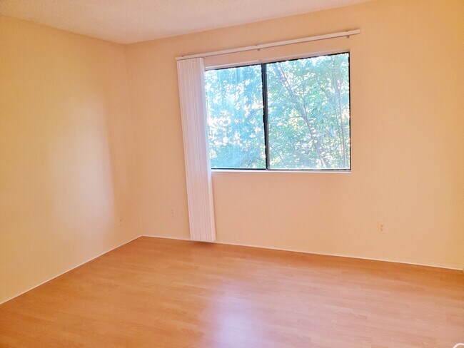 Building Photo - 719 E Acacia Ave