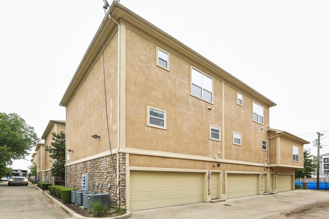 Building Photo - 3119 Cedarplaza Ln