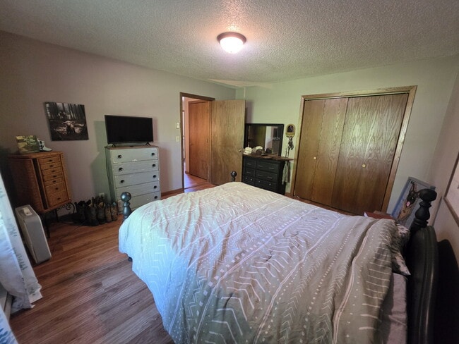Building Photo - 2 Bedroom, 1 Bathroom with Attached Garage & Patio