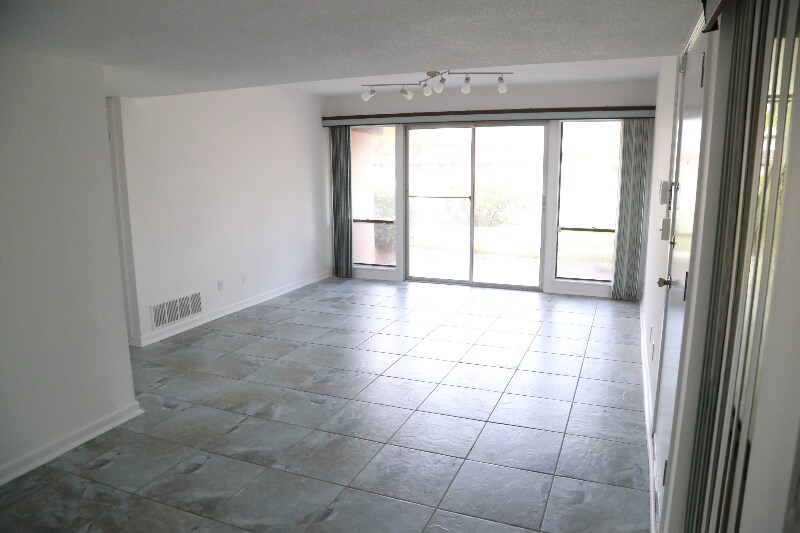 Building Photo - 50 Club House Dr