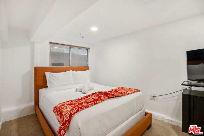 Building Photo - 917 N Curson Ave