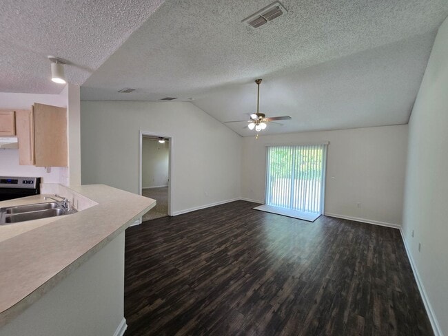 Building Photo - Move-In Special 1/2 Off First Months Rent