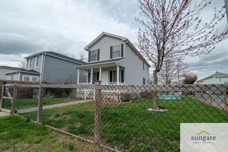 Building Photo - 123 Center St