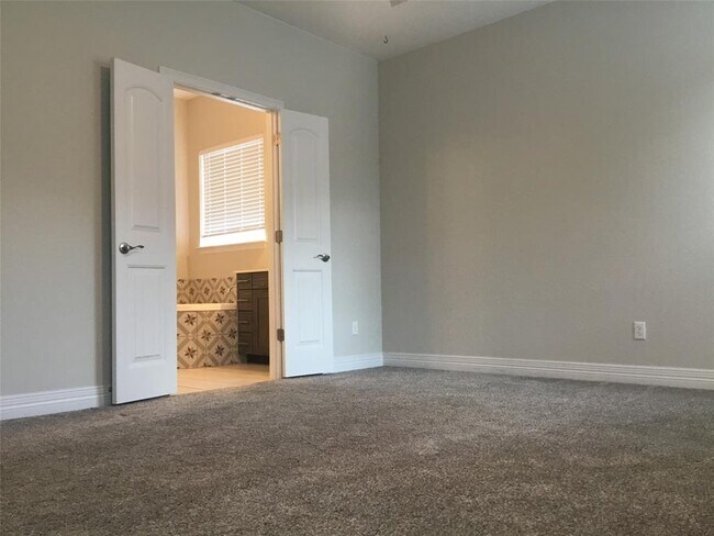 Building Photo - 421 Fair Oaks Dr