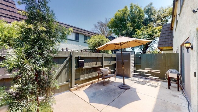 Building Photo - Beautiful Townhome, with AC, in Costa Mesa