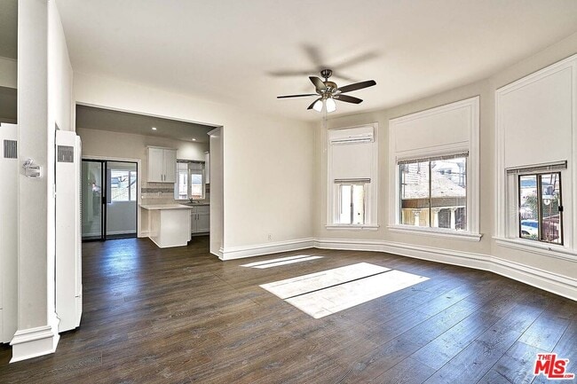 Building Photo - 826 S Park View St