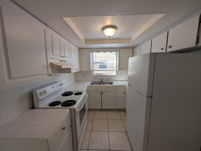 Building Photo - 2597 N Oleander Ave