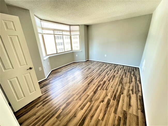 Building Photo - Large 2 Bedroom/1 Bath WITH PARKING