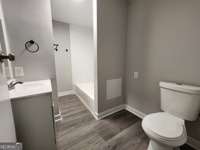 Building Photo - 4120 Fairview Dr