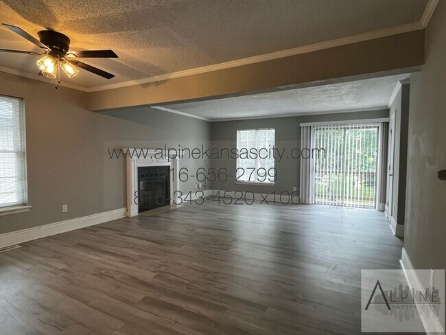 Building Photo - Spacious, 2 Car Garage! Great Location!