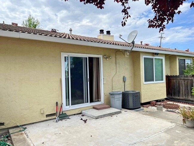 Building Photo - Remodeled Beautiful 2 Bedroom Senior Duple...