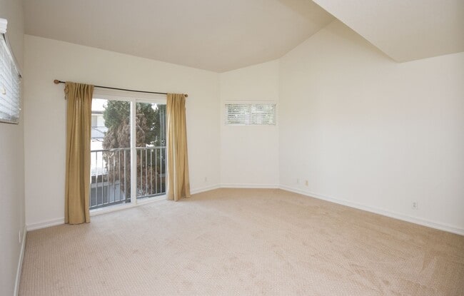 Building Photo - Beautiful condo blocks from the beach!