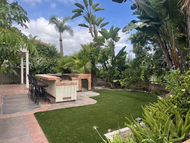 Building Photo - Stunning 4 bedroom Home with a Pool locate...