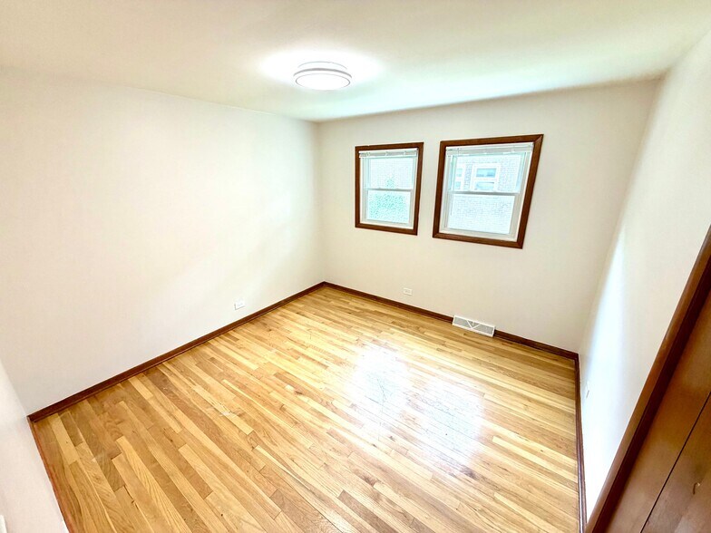 Building Photo - 167 E Van Buren St