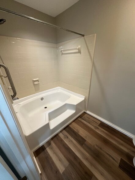 Primary Bathroom - 4621 Hamory Dr