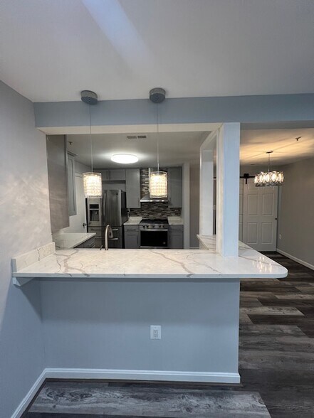 kitchen counter - 4801 Waltonshire Cir