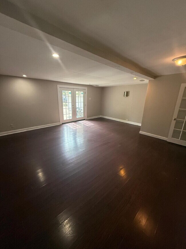Building Photo - Beautiful 4 Bedroom Rental in Berkeley, MO...