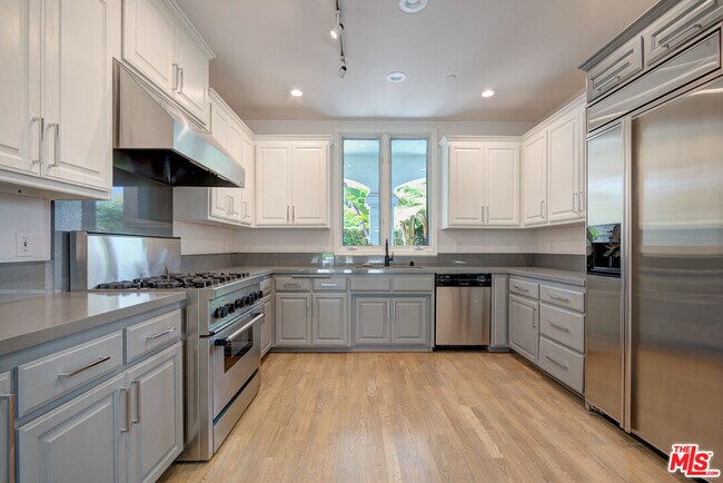 Building Photo - 858 N W Knoll Dr