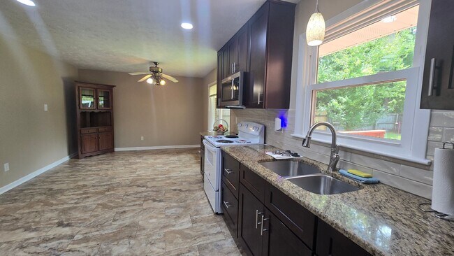 Building Photo - 650 E Raynor Dr