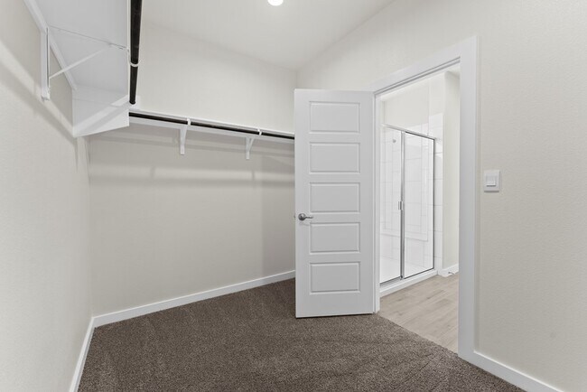 Building Photo - 2106 Somerset Dr