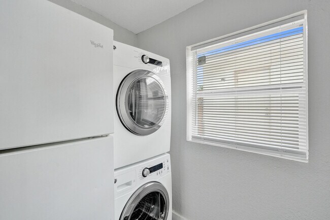 Building Photo - 234 NE 14th Ave