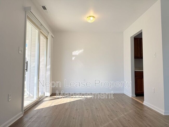 Building Photo - 400 Franklin St