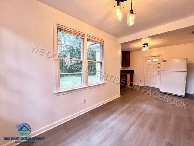 Building Photo - Huge 4 bedroom / 2 bathroom updated home n...