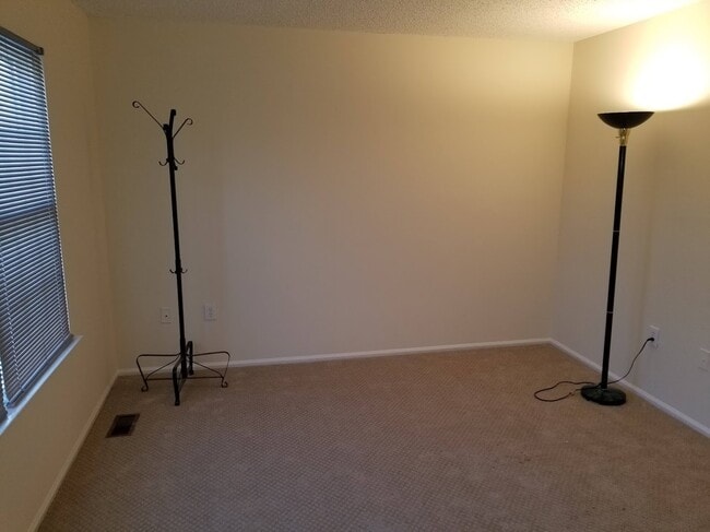 Building Photo - Updated, spacious, centrally located end-u...