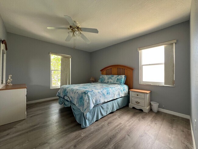 Building Photo - FURNISHED SHORT TERM SEASONAL RENTAL - 2 Bed / 2 Bath - Single Family, Pool Home (Heated) - $3,30...