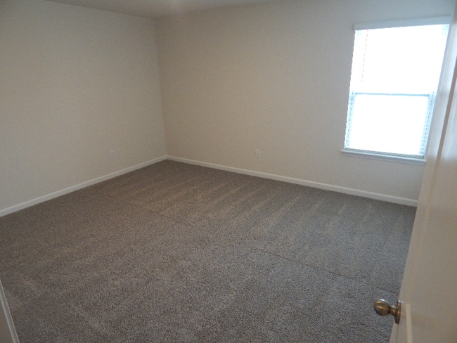 Building Photo - 736 Wolverine Ln