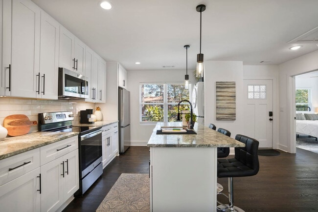 Building Photo - 975 Shadowridge Dr SE