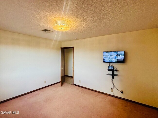 Building Photo - 527 Westlake Dr