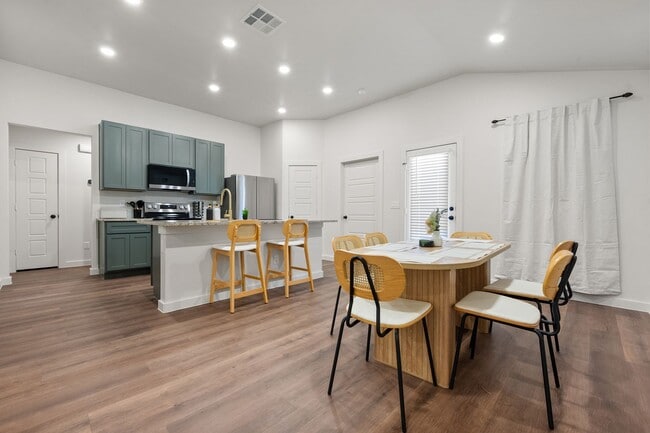 Building Photo - Furnished, Finished, and Ready for YOU!