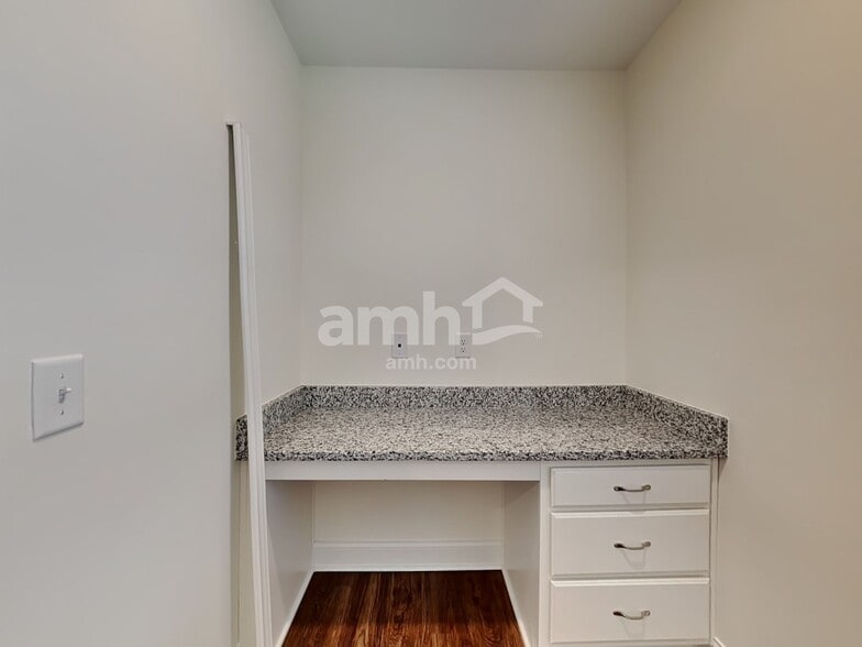 Building Photo - 418 E Main St