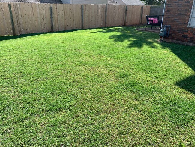 Building Photo - Duplex with massive bedrooms and living area!