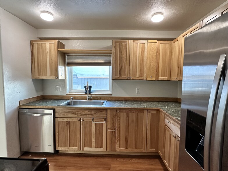 Building Photo - 729 9th Ave