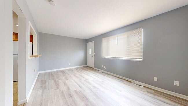 Building Photo - Elyria - updated 2 bedroom/1 bath townhouse.