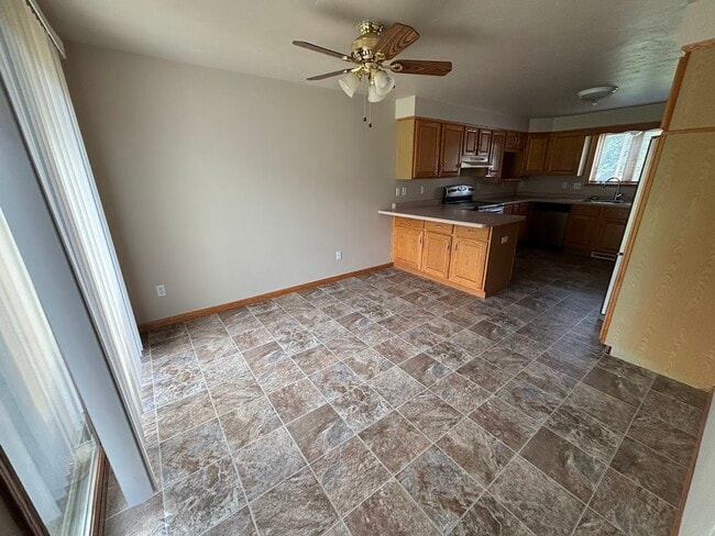 Building Photo - 3222 Lakeview Dr