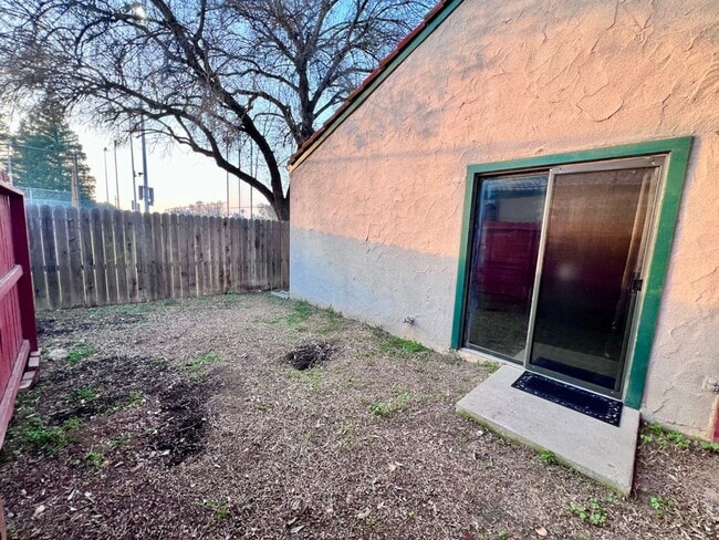 Building Photo - $1,595 Shields & Fowler, 3 Bedroom - E. Shields Ave #118, Fresno / Gated Community