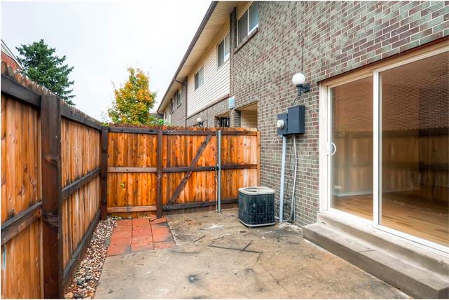 Building Photo - 2BR/1.5BA Remodeled Row Home in Westminster AVAIL 7/15