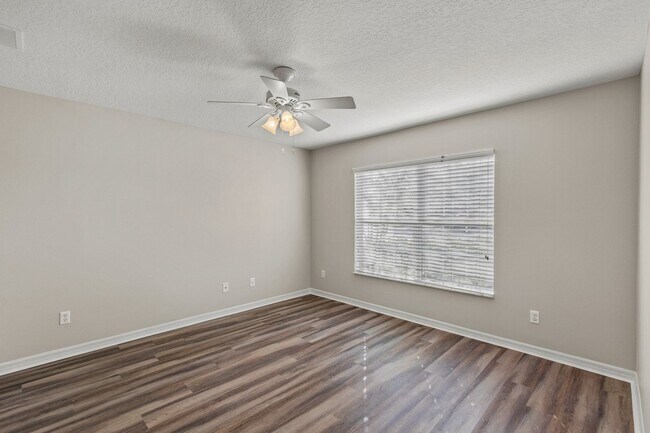 Building Photo - Newly Renovated Martin's Grove Single Stor...