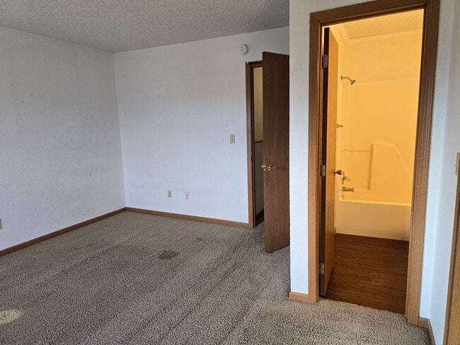 Building Photo - 401 Country Villa Ln