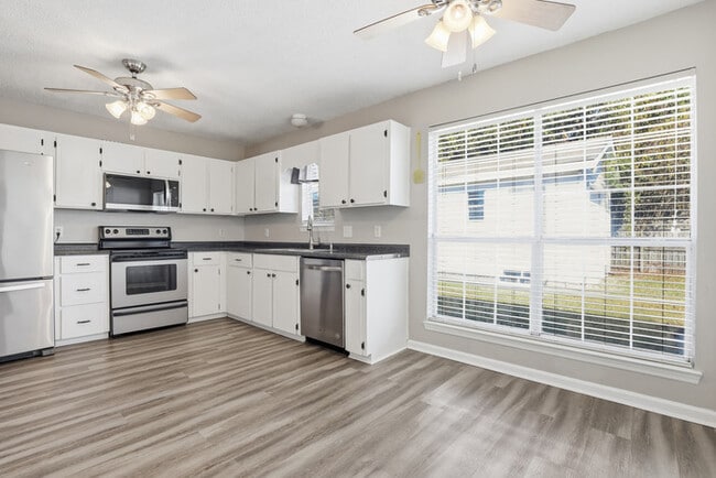 Building Photo - 10 Chamois Ct