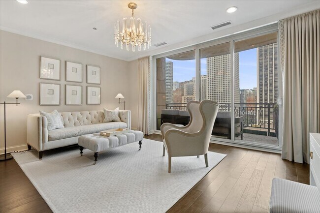 Building Photo - 10 E Delaware Pl