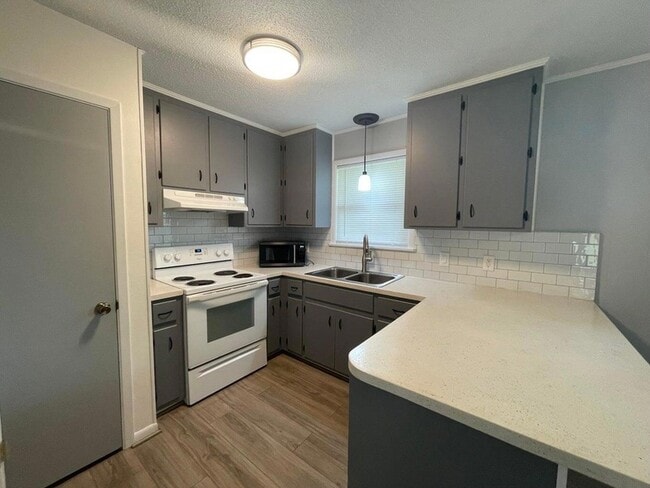 Building Photo - 122 Hillwood Dr